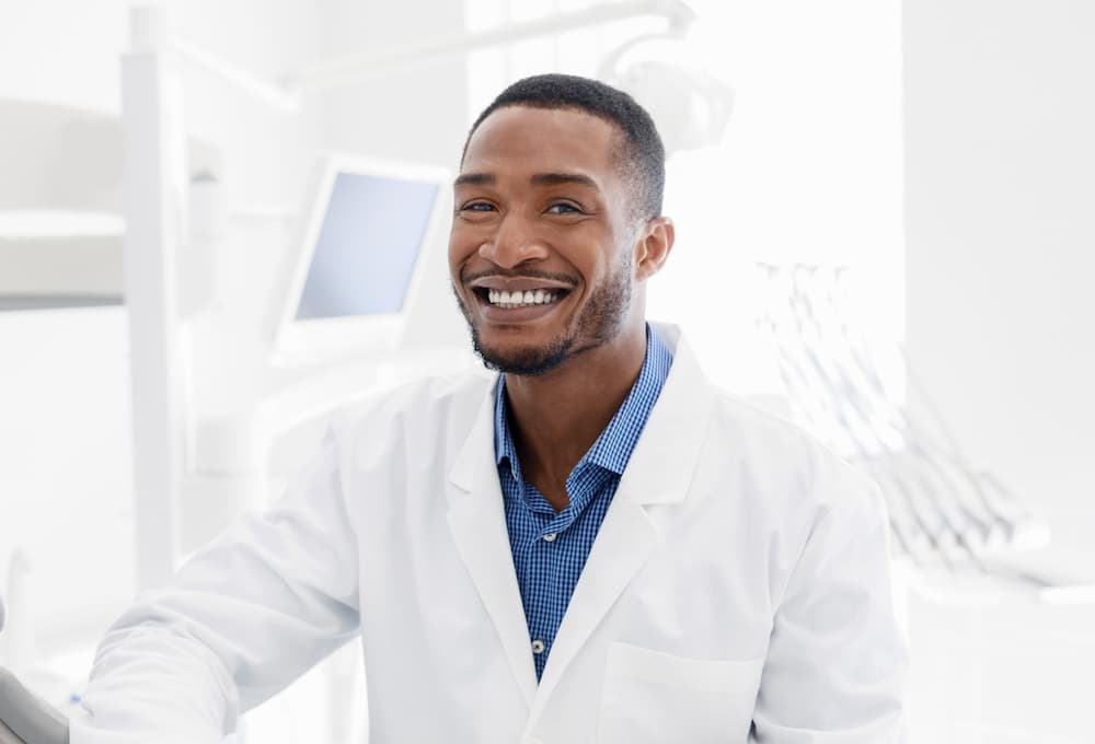 最新消息 6 handsome-black-dentist-smiling-over-modern-dental--833H986 (1)