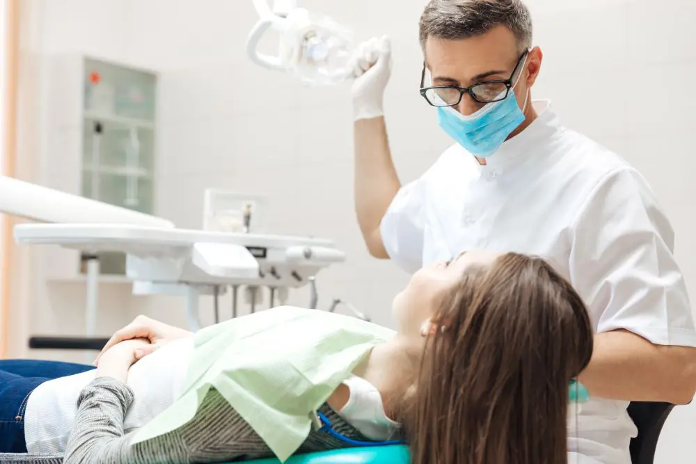 最新消息 1 dentist-very-carefully-check-up-and-repair-tooth-t-PTYZGMU (1)