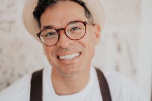 最新消息 2 a-portrait-photo-of-a-smiling-man-YKG4MEL