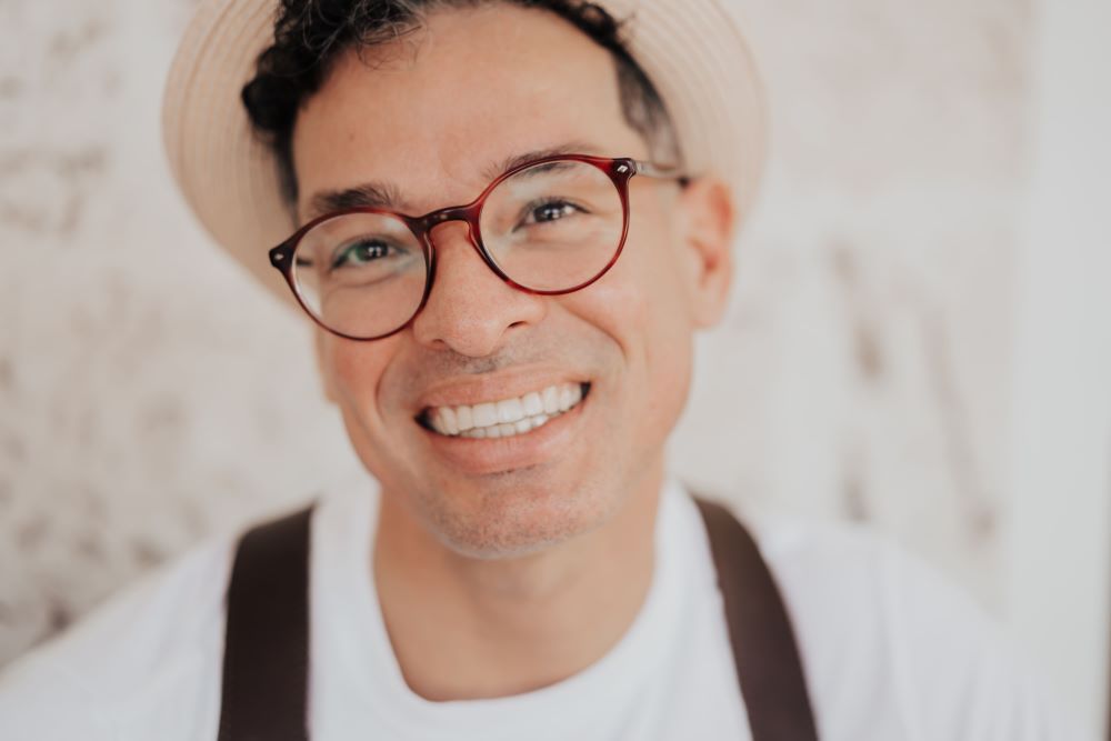 最新消息 2 a-portrait-photo-of-a-smiling-man-YKG4MEL