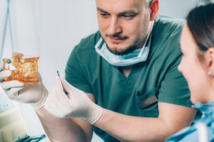 最新消息 6 dentist-explaining-dental-implant-procedure-to-pat-MKD8J9Y (1)