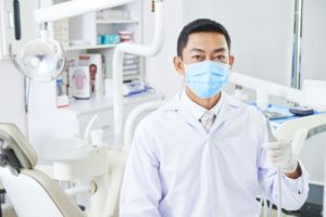 最新消息 2 dentist-with-dental-drill-P4TB6X3